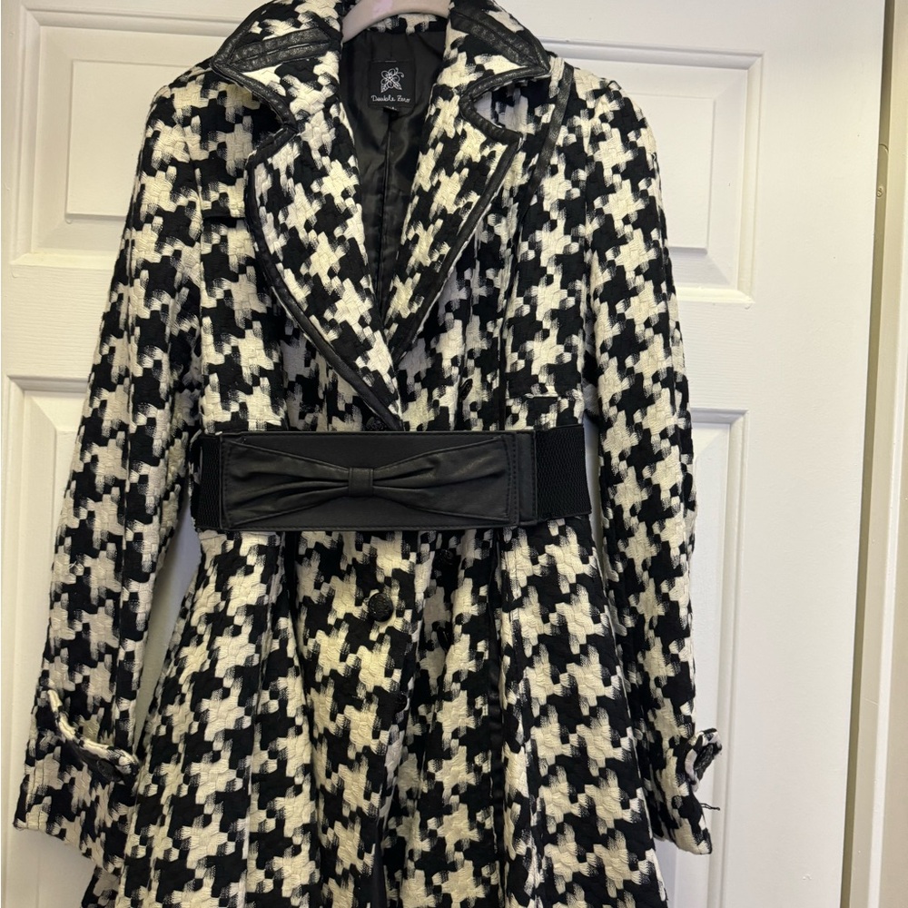 Houndstooth short trench jacket. Black and white with black stretch belt.